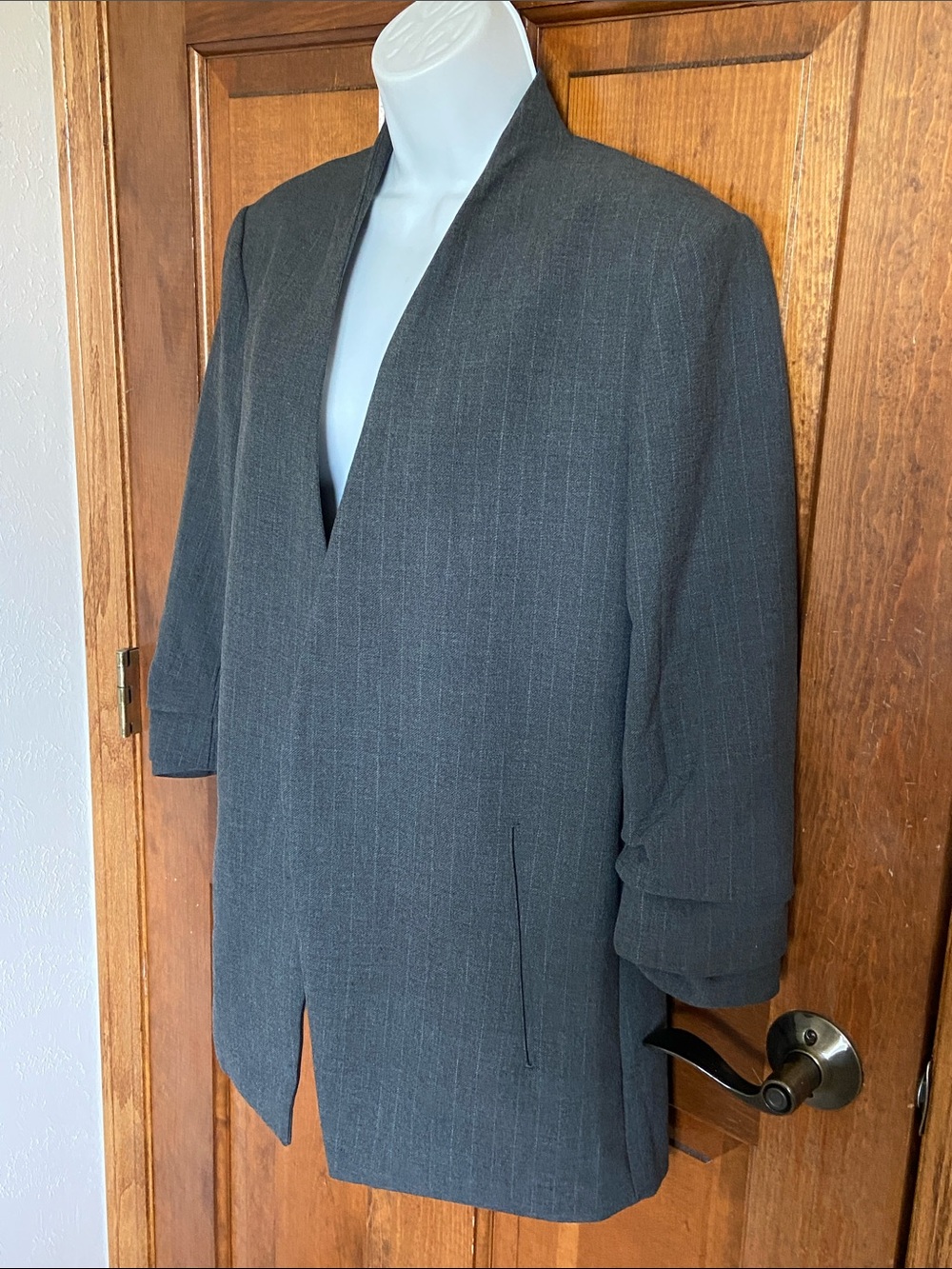 Aritzia Babaton Power Blazer dark grey colorway open front 3/4 sleeves Size 10 - Picture 5 of 16